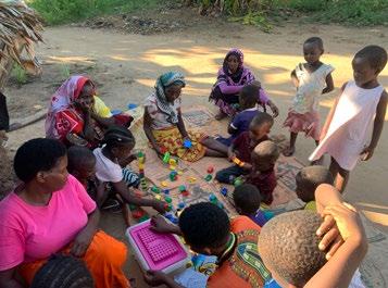 Unsere Kinder gehen ins Dorf und verschenken Spielzeug und Nahrungsmittel an Nachbarn